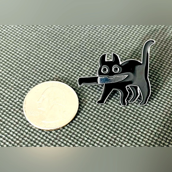 New Black Cat With Knife Enamel Pin With Black Mesh Gift Bag - Picture 6 of 7